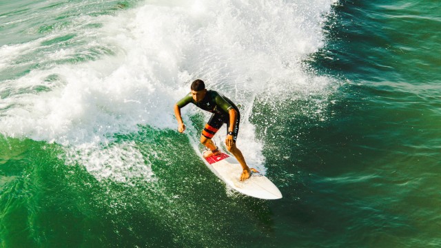 爱游戏官方-国王防线崩盘惨败雷霆，国王对雷霆